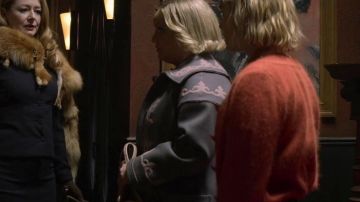 Abrigo azul/blanco usado por Hilda Spellman (Lucy Davis) en Chilling Adventures of Sabrina (S01E04)