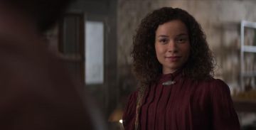 La blouse bordeaux de Dora (Sydney Morton) dans Self Made : D'après la vie de Madam C.J. Walker (S01E03)