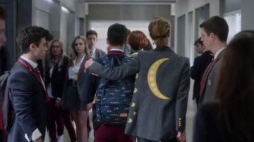 Grey blazer with yellow moon worn by Polo's Mother (Yaiza Guimaré) in Elite (S03E01)