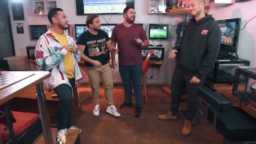 La veste de Gotaga dans la vidéo YouTube ARCADE BATTLE : tu perds, tu laisses pousser pendant 6 put*** de mois feat. Doigby et Gotaga