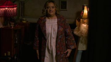 Vestido de noche usado por Hilda Spellman (Lucy Davis) en Chilling Adventures of Sabrina (S01E04)