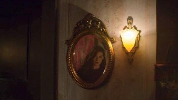 Gold Mirror used by Mary Wardwell (Michelle Gomez) in Chilling Adventures of Sabrina (S01E04)