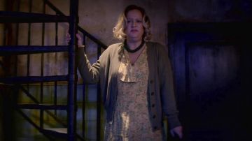 Vestido floral amarillo usado por Hilda Spellman (Lucy Davis) en Chilling Adventures of Sabrina (S01E05)