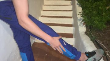 Le bas de jogging bleu Nike porté par PRIME dans sa vidéo YouTube MON NOUVEL ANIMAL DE COMPAGNIE ! #LAVIDE 154