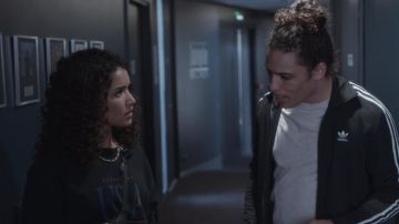 The t-shirt Champions USA black worn by Inès (Sabrina Ouazani) in Validated (S01E04)