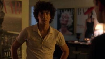 Beige / White knitted short sleeve polo worn by Valerio (Jorge López) in Elite (S03E06)