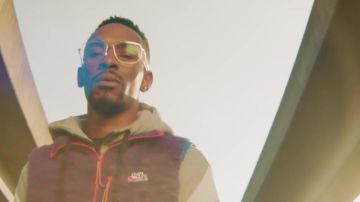 Le blouson Nike porté par Lacrim dans le clip Distances de L'As feat. Lacrim