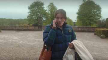 The hand bag leather brown gloss with buckle closure golden worn by George (Charlotte Ritchie) in Feel Good (S01E03)