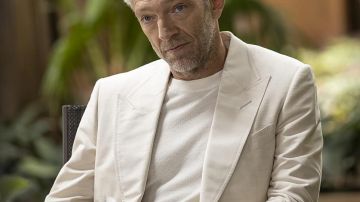 Blanc T-shirt porté par Serac (Vincent Cassel) dans Westworld (S03E02)