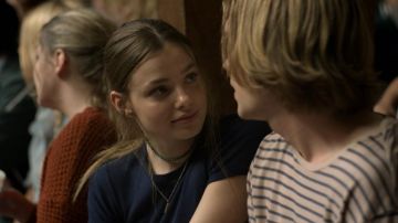 Collier de perles porté par l'Alaska Young (Kristine Froseth) dans la Recherche de l'Alaska (Saison 1)