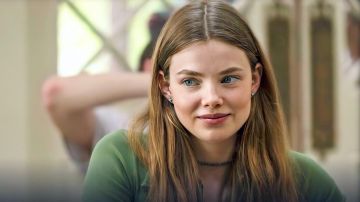 Bleu boucles d'oreilles portées par l'Alaska Young (Kristine Froseth) dans la Recherche de l'Alaska (Saison 1)