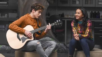 Suéter impreso de Gina (Sofia Wylie) en la serie High School Musical: The Musical: The Series (S01E06)