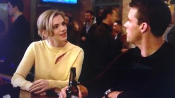 Jaune Chandail porté par Sylvie Brett (Kara Killmer) dans Chicago Fire (S07E20)