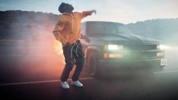Le sweatshirt à capuche orange porté par Breland dans son clip My Truck