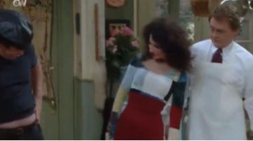The velvet dress of Fran Fine (Fran Drescher) in the nanny (S01E18)