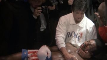 Hugo Boss sweat-shirt en blanc porté par Rocky Balboa (Sylvester Stallone) dans Rocky IV