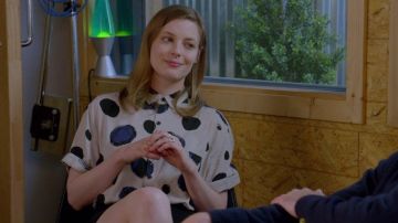Camisa de polka usada por Mickey Dobbs (Gillian Jacobs) en Love (S01E03)