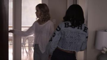 La chaqueta vaquera con escritura que llevó Addy Hanlon (Herizen Guardiola) en la serie dare me (S01E03)