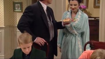 Bathrobe blue daisies, white traditional daisies of Fran Fine (Fran Drescher) in the series the nanny (S01E04)