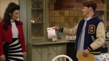 The skirt striped black and white of Fran Fine (Fran Drescher) in the series the nanny (S01E04)