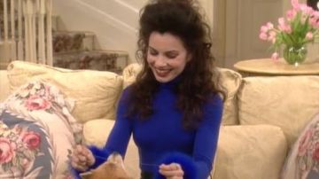 El jersey azul eléctrico con cuello de tortuga y mangas de piel de Fran Fine (Fran Drescher) en la serie A Nanny from Hell (S01E04)