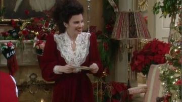 El vestido rojo con encaje blanco de Fran Fine (Fran Drescher) en la serie Una niñera del infierno (S01E08)