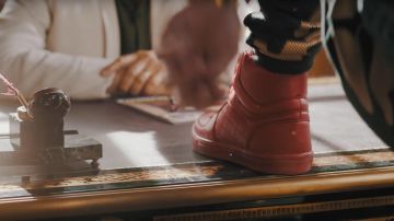 Las zapatillas rojas usadas por william (Jérôme Niel) en Groom (S01E01)