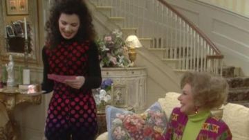 El vestido de lunares degradados rojos de Fran Fine (Fran Drescher) en la serie A Nanny from Hell (S01E10)