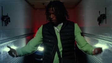 La doudoune sans manche noire de Koba LaD dans son clip Ca ira mieux demain
