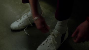 Las zapatillas blancas que lleva Ander (Arón Piper) en Elite (Temporada 1)