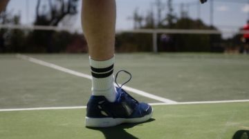 Las zapatillas azules y blancas que lleva Ander (Arón Piper) en Elite (Temporada 1)