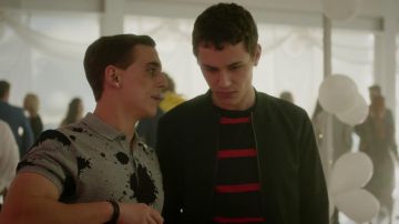 The bomber jacket Khaki Ander (Arón Piper) in Elite (Season 1)