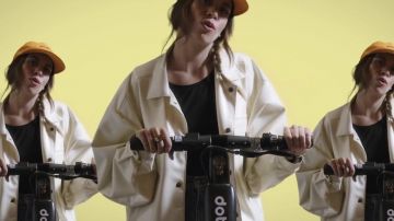 La veste blanche portée par Alice Vanor dans le clip J'en ai rien à faire de Alice et Moi
