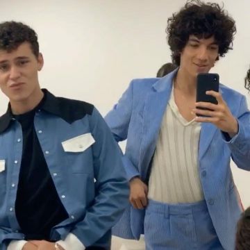 La chaqueta de camisa occidental colorblock que lleva Arón Piper en la cuenta de Instagram de @jorgelopez_as