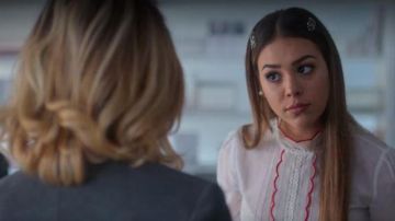 The white blouse with stripe red Read (Danna Paola) in Elite (S02E07)