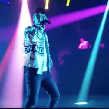 La veste portée pendant la tournée Feutour par Nekfeu sur le compte Instagram de @seinezoo_