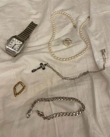 Collar cruzado de Jesús de Arón Piper en su cuenta de Instagram @aron.piper
