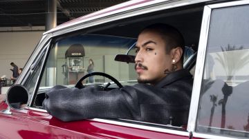 La chemise à carreaux gris/noir foncée porté par Oscar (Julio Macias) dans On My Block (S02E10) 