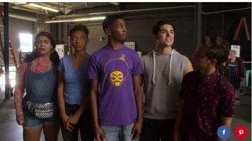 Violet shirt porté par Jamal Turner (Brett Gris) Sur Mon Bloc (S02E08 : Chapitre Vingt-Six)