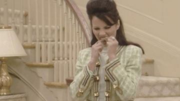 Chaqueta verde estilo Chanel usada por Fran Fine (Fran Drescher) como se ve en The Nanny (S03E16)