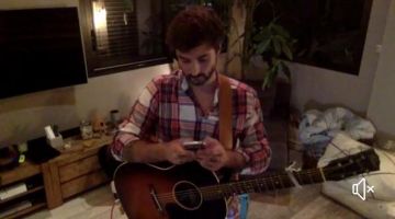 La chemise à carreaux rouge de Jérémy Frérot lors de son live Facebook #EnsembleAlaMaison le 26 mars 2020 à 20h
