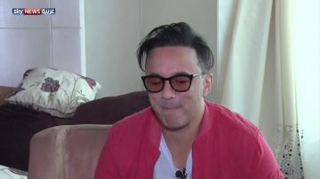 Red bomber jacket worn by Redone in لقاء حصري مع الموزع والمنتج الموسيقي المغربي Redone