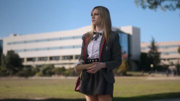 The jacket blazer grey with red piping worn by Carla Rosón Caleruega (Ester Expósito) in the series Elite (S02E02)