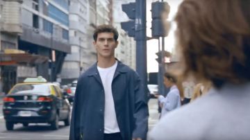 La veste parka portée par le mannequin dans la publicité pour le Parfum L'Homme Lacoste Timeless - 2019