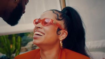 Versace lunettes rouge porté par Ella Mai dans Ne perdez pas Mon Temps par Huissier (official Music Video)