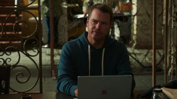 Bleu hoodie, portés par G. Callen (Chris O'Donnell) comme vu dans NCIS: Los Angeles (S11E19)