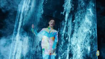 The jacket multi-coloured worn by Lil Mosey on in her video clip Blueberry Faygo
