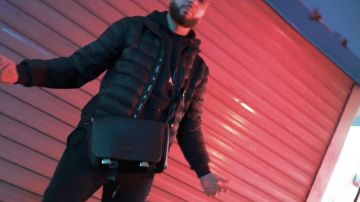 La sacoche en cuir de GLK dans sa vidéo Frees­tyle Boosk’In­dé­cis