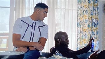 Camiseta blanca usada por Jordan Baker (Michael Evans Behling) como se ve en All American (S01E12)