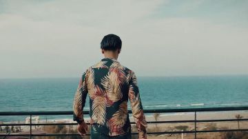 La chemise imprimée de YL dans son clip LARLAR 3 (Copenhague)